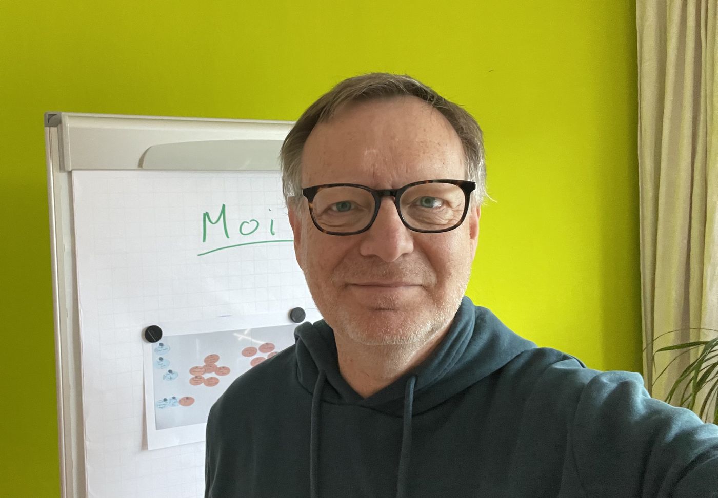 Jörg Kopecz vor einem Flipchart mit Moderationskarten
